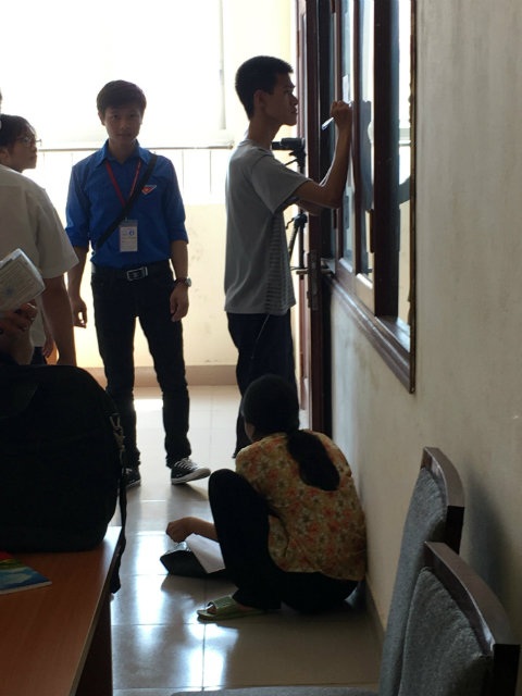 Lay động trái tim hình ảnh người mẹ đội nón rách, đi dép tổ ong đưa con nhập học - 3
Nguyễn Ngọc Tuấn hí húi viết hồ sơ nhập học, còn người mẹ liên tục ngửa cổ ngóng con. Ảnh: Thế Anh