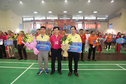 Khai mạc Tuần lễ Văn hóa Dầu khí lần thứ X và Hội thao ngành Dầu khí năm 2017 - 8 Ông Trần Ngọc Dũng, Phó Chủ tịch thường trực CĐ DKVN trao giải Nhì Cuộc thi Tìm hiểu hoạt động Công đoàn cho hai đơn vị: CĐ PVcomBank và CĐ PVCFC