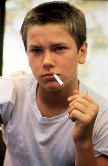 River Phoenix chỉ mới 15 tuổi khi đóng vai Chris Chambers trong bộ phim “Stand by me” (1986). Chris Chambers là thủ lĩnh của nhóm học sinh, cứng đầu, thông minh, tương phản với tất cả những hình mẫu tuổi học trò trước đó và có lẽ, chỉ mình River Phoenix mới có thể mang đến một Chris Chambers xuất thần đến vậy.