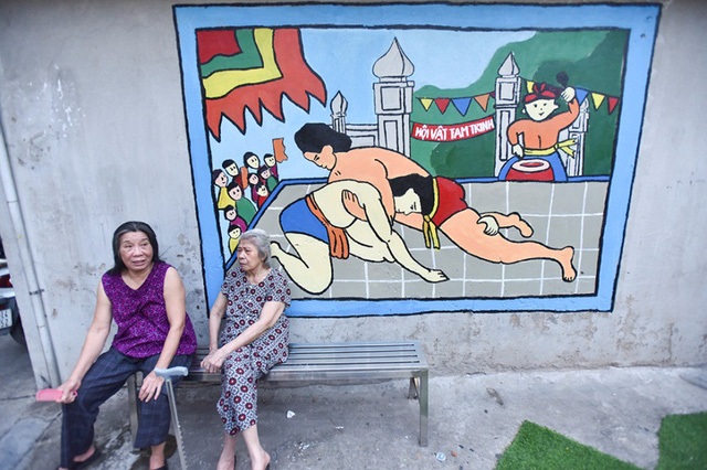 Hà Nội: Bãi đất hoang hơn 20 năm thành sân chơi cho trẻ nhỏ - 8 Tranh vẽ trên các khoảng tường trống tạo mỹ quan cho không gian sinh hoạt cộng đồng.