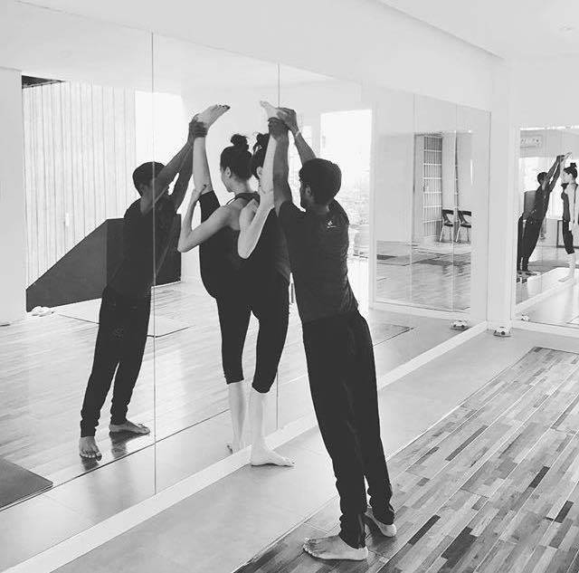 Dàn mỹ nhân trổ tài xoạc chân khoe cơ thể dẻo dai hiếm có - 3