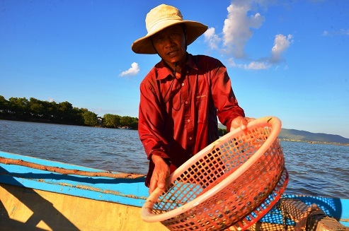 “Chồng cào, vợ đãi”... kiếm nửa triệu dưới đáy sông - 3 Ông Nguyễn Văn Hải (45 tuổi) cho biết: “Nghề cào dắt rất đơn giản nhưng cần sự cần cù, tỉ mỉ. Bắt đầu công việc, tôi mang theo dụng cụ và lấy dây đeo xuồng buộc chặt vào mình để đi theo luồng nước. Chồng cầm dụng cụ cào dắt dưới đáy sông rồi đổ vào rổ cho vợ đãi để loại bỏ vỏ ốc, rác…”.