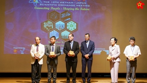 Hơn 200 nhà khoa học Việt Nam và Nhật Bản hội tụ tại Hội nghị VJSE 2017 - 8
Thứ trưởng Phạm Đại Dương trao quà cho các Giáo sư (ảnh: Viết Xuân).