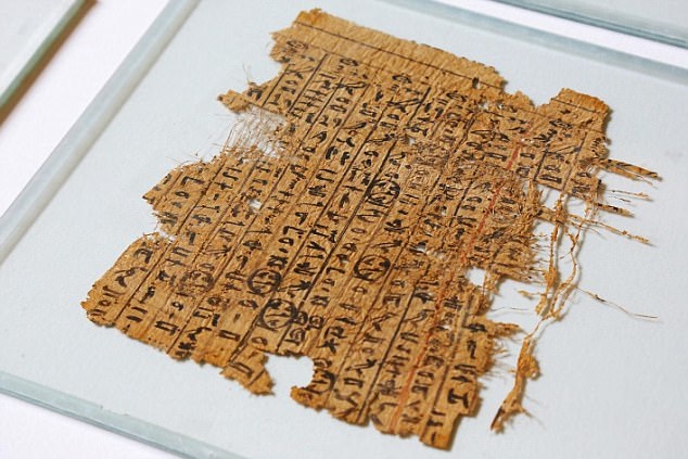 Tìm ra cách người Ai Cập chuyển đá khổng lồ đi 800km xây kim tự tháp - 3 Giấy cổ papyrus hé lộ bí mật về việc xây dựng kim tự tháp.