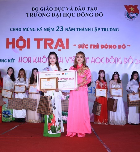 Ấn tượng đêm chung kết “Hoa khôi Sinh viên Đại học Đông Đô 2017” - 8
Danh hiệu Thí sinh Trình diễn ấn tượng nhất do cố vấn chuyên môn của cuộc thi, cô Anna Kunikourva - TGĐ công ty truyền thông Vanvanco trao tặng.