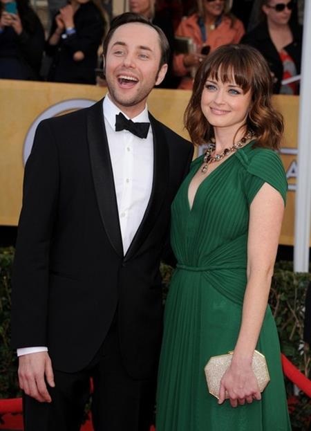 Khi các sao “tình trong như đã, mặt ngoài còn e” - 8 Alexis Bledel dường như là một ngôi sao có sở thích hẹn hò với đồng nghiệp. Nữ diễn viên cũng đã âm thâm qua lại với Vincent Kartheiser, bạn diễn trong phim “Mad men” và các fans hâm mộ chỉ “vỡ lẽ” ra khi cặp sao kết hôn.