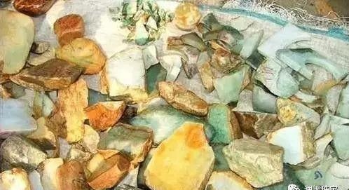 Choáng: Ngọc phỉ thúy thô ở Myanmar bán đổ đống như rau ngoài chợ - 3