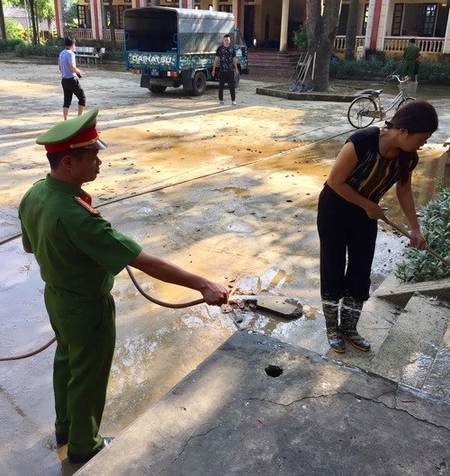 Chương Mỹ: Nước đã rút hết khỏi trường học - 8 Nhằm ổn định lại cảnh quan sư phạm để đón các em trở lại trường