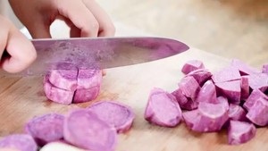 Thử ngay công thức nấu chè khoai dẻo ngọt bùi ngon hết nấc - 4