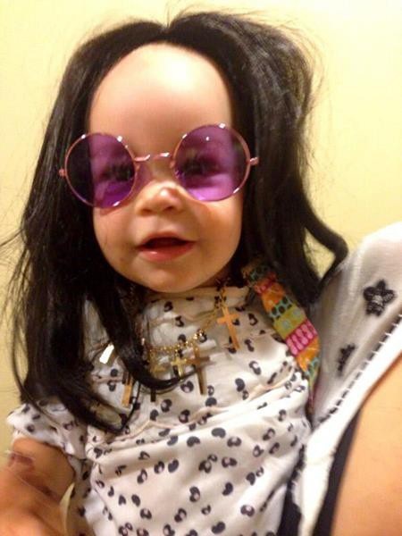 Điểm danh các màn hoá trang Halloween đáng yêu nhất của các sao nhí - 8 Cô nhóc Pearl đã hoá thân thành ông nội Ozzy Osbourne trong dịp lễ Halloween năm 2013 và khiến cho cả gia đình cũng như các fans hâm mộ có được một tràng cười thích thú.