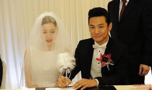 Con kém bố 60 tuổi, con rể già hơn mẹ vợ: Những chuyện oái oăm của showbiz - 5 Chú rể Đỗ Đức Vĩ 50 tuổi mà trông trẻ hơn cả vợ 26 tuổi