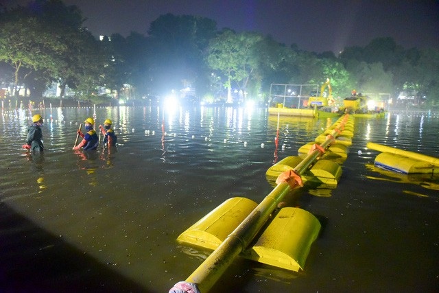 Gần 200 công nhân trắng đêm nạo vét hồ Hoàn Kiếm - 11 Gần 200 công nhân trắng đêm nạo vét hồ Hoàn Kiếm - 11