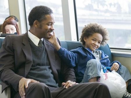 Choáng trước khả năng kiếm tiền của “mầm non” Hollywood - 8 Jaden Smith từng có màn ra mắt ấn tượng trong “The Pursuit of Happyness” cùng với ông bố nổi tiếng Will Smith. Sau đó, quý tử nhà Smith tiếp tục tham gia dự án “Karate kid” hồi năm 2010 và được trả thù lao lên tới 1 triệu đô la Mỹ. Thậm chí, Jaden Smith còn thỏa thuận để được nhận thêm 2 triệu đô la Mỹ tùy thuộc vào thành công của bộ phim.