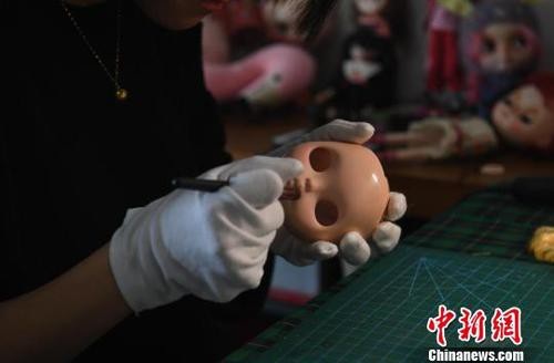 Ngồi chơi búp bê, đút túi cả chục triệu đồng - 3 Tháng 3 năm 2017, studio của cô đã kín đơn hàng đến tận cuối năm.