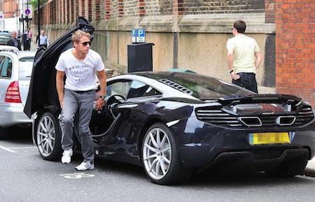 C.Ronaldo, Beckham chưa phải ngôi sao sưu tầm xế hộp khủng nhất - 8 Sở hữu khối gia sản hơn 100 triệu bảng Anh nên cựu tay đua F1 không hề có chút e dè khi bạo chi cho những chiếc siêu xe như Bugatti Veyron (1,1 triệu bảng Anh), McLaren P1 (1,9 triệu bảng Anh) và Ferrari Enzo (1 triệu bảng Anh). Cộng với nhiều xế hộp đắt giá khác như Honda S600, 1964 Ford Anglia hay 1956 VW Campervan, ước tính bộ sưu tập xe hơi của Jenson Button có giá tới 6 triệu bảng Anh.