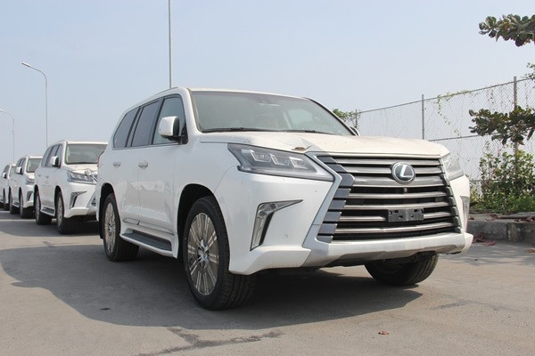 Nhiều xe sang đang xếp hàng tại cảng Hải Phòng - 10
Nhiều xe mang thương hiệu Lexus 570 cũng đang chờ làm thủ tục.