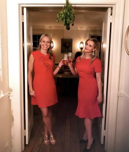 Nhìn lại những kì nghỉ Giáng sinh an lành nhất của các sao - 8 Reese Witherspoon cùng cô bạn Shannon Rotenberg diện đầm đỏ thắm kèm theo ly rượu sóng sánh đêm Giáng sinh.