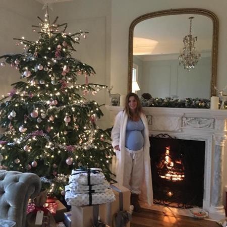 Sao và những mùa Noel ấm áp bên gia đình - 8 Giáng sinh đối với bà bầu Geri Halliwell chính là lời tâm sự: “Chúc mừng Giáng sinh! (Món quà tuyệt nhất của tôi đang ở trong bụng tôi rồi)”.