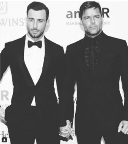 "Sao" và những cuộc tình thăng hoa trong năm qua - 9 Hồi tháng 4/2016, Ricky Martin đã khiến rất nhiều fan bất ngờ khi xác nhận chuyện hẹn hò cùng họa sĩ Jwan Yosef. Và chỉ 7 tháng sau, chàng ca sĩ điển trai đã vui mừng thông báo chuyện đính hôn ngay trong lúc đang tham gia chương trình “The Ellen DeGeneres show”.
