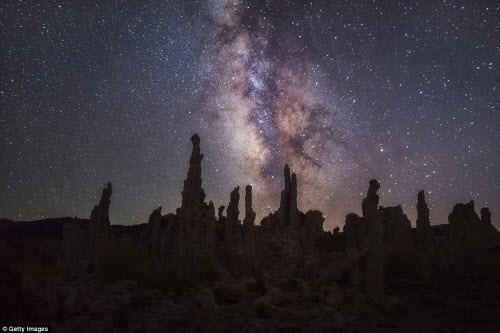 Những tháp đá ngưng thôi thạch tại hồ Mono in bóng trên nền trời đêm với hàng nghìn sao, tạo nên khung cảnh vô cùng ngoạn mục.