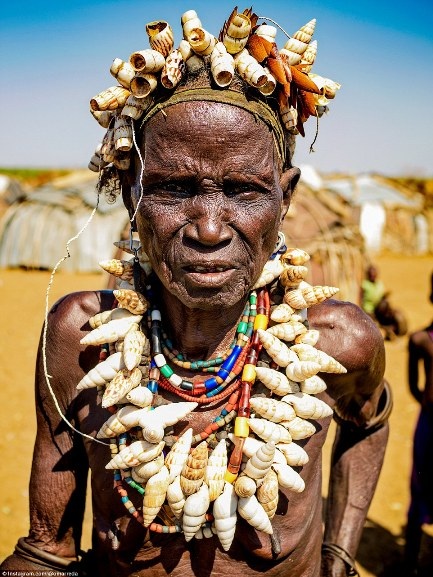 Chùm ảnh về phong cách “thời trang” ấn tượng của các bộ tộc Ethiopia - 9 Chùm ảnh về phong cách “thời trang” ấn tượng của các bộ tộc Ethiopia - 9