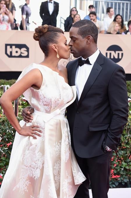 Chiêm ngưỡng những khoảnh khắc tình yêu ngọt lịm của các sao - 9 Sterling K. Brown và Ryan Michelle Bathe không ngần ngại trao nhau một nụ hôn nồng nàn ngay trước ống kính máy ảnh