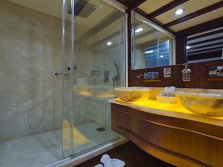 Cận cảnh siêu du thuyền hơn 200 tỉ đồng của điệp viên 007 - 9 Phòng tắm và bồn rửa vừa trang nhã vừa hiện đại