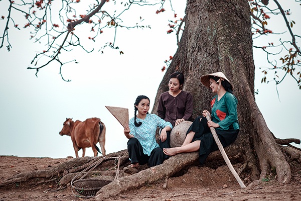 Cùng nhau chuyện trò để xua tan đi nỗi cực nhọc đồng áng.