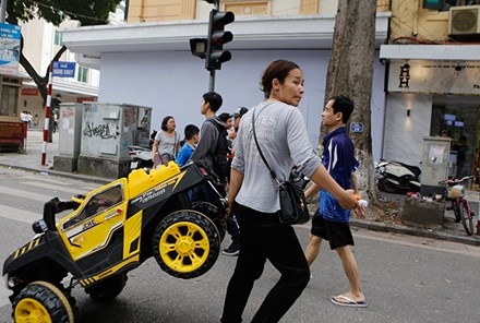 Kiếm tiền triệu mỗi ngày nhờ cho thuê ô tô điện - 10 Chiếc xe hết điện được chủ thuê xe kéo về để thay ắc quy và sạc lại điện