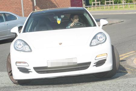 Dàn siêu xe của các ngôi sao Manchester City đua nhau đổ bộ sân tập - 9 Jesus Navas đi xe Porsche trắng