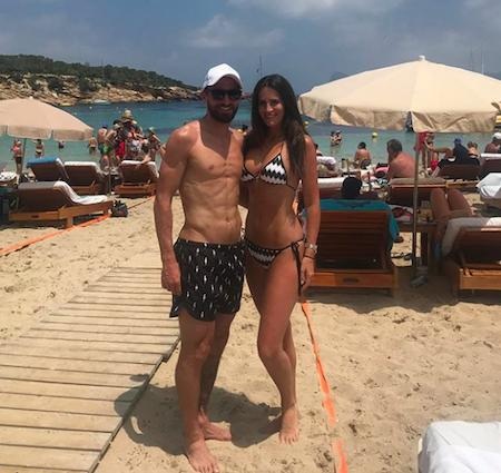 “Nửa kia” của các ngôi sao Ngoại hạng Anh đọ dáng bốc lửa - 9 Chàng cầu thủ Fabio Borini vừa tranh thủ đưa bà xã Erin đi nghỉ tại Ibiza