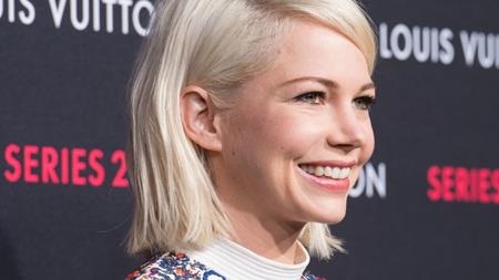 Những “hồng nhan” cứ mãi “bạc phận” tại Hollywood - 9 Michelle Williams từng hẹn hò và thậm chí còn có con với Heath Ledger nhưng cả hai đã chia tay trước khi nam tài tử bạc mệnh này qua đời hồi năm 2008. Sau đó, Michelle Williams đã bị đồn qua lại với khá nhiều sao nam khác như Spike Jonze, Jason Segel, Cary Fukunaga hay Jonathan Safran Foer nhưng cho đến giờ, nữ diễn viên xinh đẹp vẫn đang là một bà mẹ đơn thân tại Hollywood.