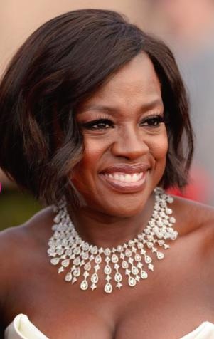 Những màn đọ trang sức siêu “khủng” của các sao - 9 Nữ diễn viên tài năng Viola Davis cũng khiến cho các fan hâm mộ phải trầm trồ không ngớt với vòng cổ gắn vàng trắng 18 karat