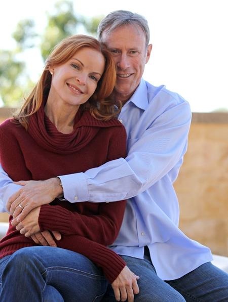 Khi các sao Hollywood mãi mới “thoát ế” - 9 “Bà nội trợ” Marcia Cross cũng đã 44 tuổi khi bước vào lễ đường làm đám cưới với Tom Mahoney.