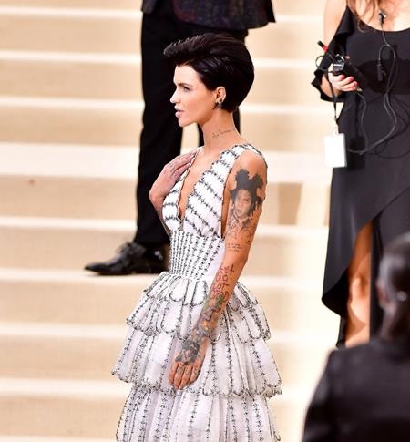 Khi sao để lộ những hình xăm đẹp mê hồn - 10 Trong vô số hình xăm ấn tượng, Ruby Rose vẫn khiến các fan hâm mộ phải xúc động mạnh với hình xăm gương mặt nghệ sĩ đường phố Jean-Michel Basquiat