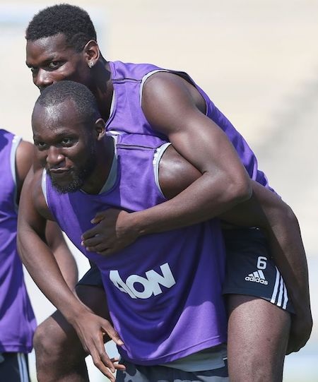 Những tình bạn đẹp đáng ngưỡng mộ trong làng túc cầu - 9 Paul Pogba và Romelu Lukaku đã làm bạn với nhau trong nhiều năm trời nhưng chỉ đến khi tiền đạo người Bỉ gật đầu đồng ý chuyển tới Manchester United, các cổ động viên mới thực sự chú ý đến mối quan hệ đặc biệt giữa hai ngôi sao. Cùng đi chuyên cơ, chơi bóng rổ, tiệc tùng tưng bừng và cùng vui vẻ tập luyện, Paul Pogba và Romelu Lukaku đã hợp lại thành bộ đôi đáng giá tới 164 triệu bảng Anh của “Quỷ đỏ”.