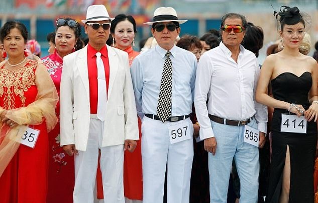 Các thí sinh chuẩn bị sẵn sàng cho phần thi khiêu vũ trên bãi cát