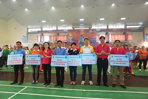 Khai mạc Tuần lễ Văn hóa Dầu khí lần thứ X và Hội thao ngành Dầu khí năm 2017 - 9 Bà Nghiêm Thùy Lan, Chủ tịch CĐ DKVN và ông Nguyễn Mạnh Kha, Phó Chủ tịch CĐ DKVN trao quà hỗ trợ NLĐ khó khăn cho CĐ các đơn vị: PV TEX, PVC, PVD, PVOIL, PV SHIPYARD, BSR-BF