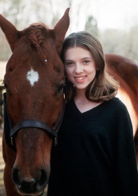 Scarlett Johansson cũng đã có một màn trình diễn hết sức ấn tượng trong bộ phim “The horse whisperer” (1998). Sau một tai nạn, cô bé Grace MacLean do Scarlett Johansson thủ vai đã bị mất đi đôi chân của mình để từ đó chìm vào đau khổ, sa ngã. Và hành trình tìm lại niềm vui, hạnh phúc đầy xúc động của cô bé Grace MacLean cũng chính là hành trình Scarlett Johansson “đốn gục” hoàn toàn người xem.