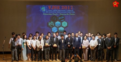 Hơn 200 nhà khoa học Việt Nam và Nhật Bản hội tụ tại Hội nghị VJSE 2017 - 9
Quý vị quan khách chụp ảnh lưu niệm cùng ban tổ chức (ảnh: Viết Xuân).