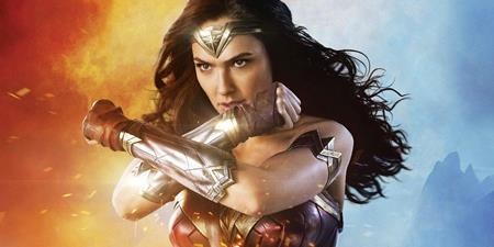 Cân đong các bom tấn – bom xịt của điện ảnh trong năm qua - 9 Bom tấn: Ngay khi vừa ra mắt, “Wonder Woman” đã nhận được những đánh giá vô cùng tích cực của các nhà phê bình điện ảnh và khán giả đại chúng. Thậm chí, nhiều người còn ví von rằng “Wonder Woman” đã phải “gánh” cả vũ trụ điện ảnh DC và thực sự, bộ phim đã thắp lại niềm tin cho người hâm mộ sau hai thất bại của “Batman vs Superman: Dawn of Justice” và “Suicide squad”.