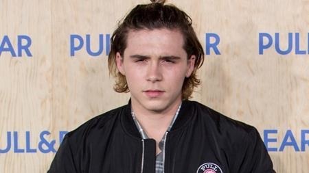 Loạt “cậu ấm, cô chiêu” nhà sao đẹp long lanh vượt cả phụ huynh - 8 Brooklyn Beckham chắc chắn là cái tên không thể thiếu vắng trong danh sách này. Là con của David Beckham và Victoria Beckham, Brooklyn sớm có được một lượng fans hùng hậu và ngôi sao tuổi teen cũng nhận được sự hậu thuẫn lớn khi bắt tay vào theo đuổi sự nghiệp nhiếp ảnh.