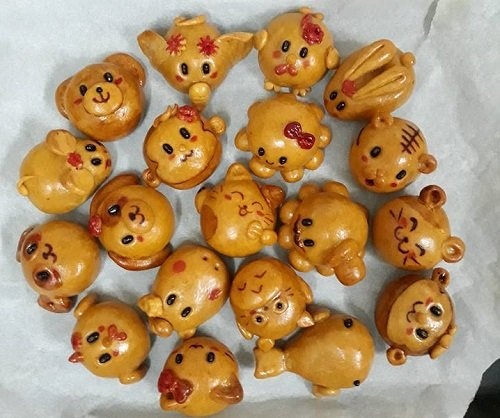 Bánh trung thu độc lạ: Con mê tít, mẹ không tiếc tiền - 9
Để có thể làm ra những chiếc bánh nướng khiến trẻ em thích mê thế này, người thợ phải thực hiện thủ công hoàn toàn (ảnh: Vũ Thùy Dung)