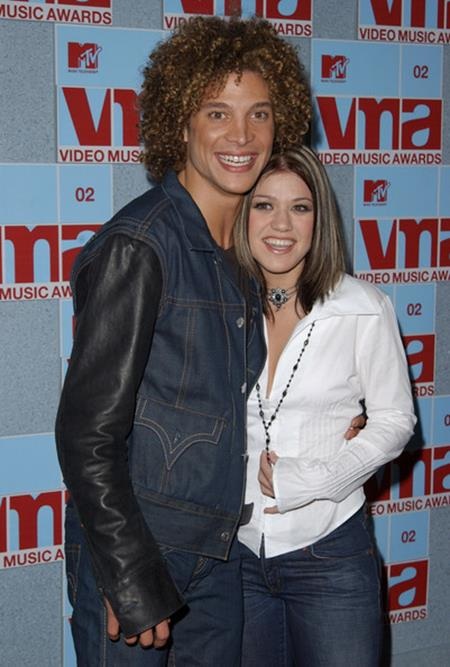 Khi các sao “tình trong như đã, mặt ngoài còn e” - 9 Khi tham gia dự án “From Justin to Kelly”, Kelly Clarkson và Justin Guarini đã âm thầm hẹn hò. Và phải đợi tới năm 2015, cựu quán quân American idol mới lần đầu bật mí về chuyện đã qua.