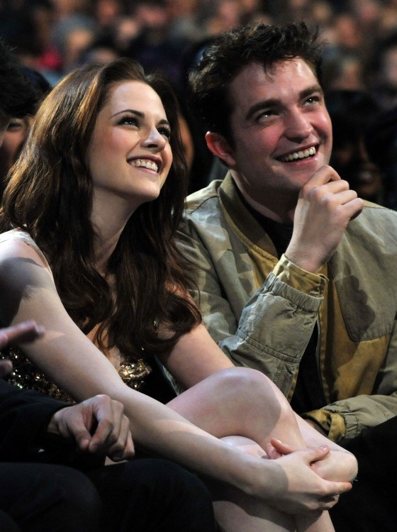 Chuyện phim giả tình thật của Hương Tràm, Hà Hồ - Chiêu PR chưa bao giờ lỗi thời - 4 Kristen Stewart và Robert Pattinson từng có màn quay trở lại với nhau dù đã chia tay nhưng rồi lại đường ai nấy đi khi phim kết thúc