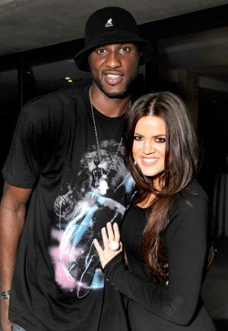 Những màn kết đôi ngọt ngào giữa các “sao” làng giải trí và thể thao - 9 Khloe Kardashian và Lamar Odom từng lập kỉ lục khi tổ chức đám cưới chỉ sau… 32 ngày tìm hiểu. Sau đám cưới, Khloe hết lời ca ngợi cuộc hôn nhân hạnh phúc, hòa hợp của mình nhưng kết quả, cặp đôi vẫn chia tay nhau vào năm ngoái.