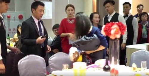 Bị phát hiện "ăn chùa" đám cưới, gái trẻ xấu hổ đập phá cả tiệc cưới - 3 Bị phát hiện "ăn chùa" đám cưới, gái trẻ xấu hổ đập phá cả tiệc cưới - 3