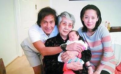 Con kém bố 60 tuổi, con rể già hơn mẹ vợ: Những chuyện oái oăm của showbiz - 6 Tề Tần chụp ảnh cùng mẹ, vợ và con trai