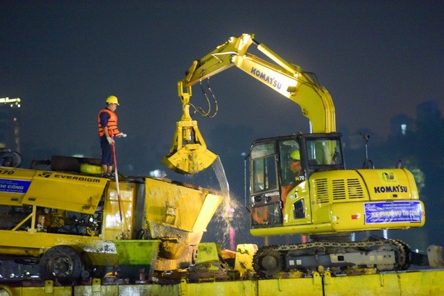 Gần 200 công nhân trắng đêm nạo vét hồ Hoàn Kiếm - 6 Gần 200 công nhân trắng đêm nạo vét hồ Hoàn Kiếm - 6