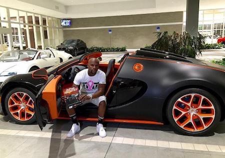 C.Ronaldo, Beckham chưa phải ngôi sao sưu tầm xế hộp khủng nhất - 9 Tay đấm huyền thoại Floyd Mayweather từng gây ấn tượng khi bạo chi 2,7 triệu bảng Anh để mua chiếc Koenigsegg Trevita cực kì quý hiếm. Dù sau đó đã bán lại chiếc xe này với giá 2 triệu bảng Anh nhưng Floyd Mayweather vẫn còn sở hữu nhiều dòng xe đắt giá như Rolls-Royce, Ferarri hay Bugatti và bộ sưu tập xe hơi của tay đấm này được định giá tới 8 triệu bảng Anh.